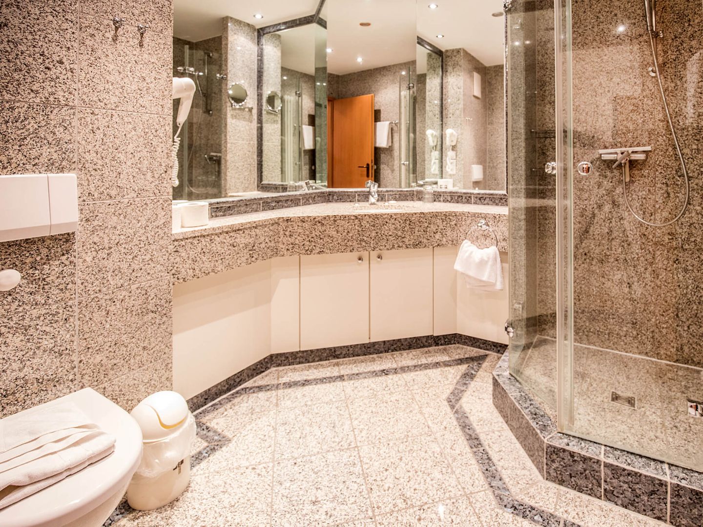 Dünenpark Binz Komfortplus Ferienwohnung mit 1 Schlafzimmer und Balkon im Dachgeschoss (307) Insel Rügen - Badezimmer