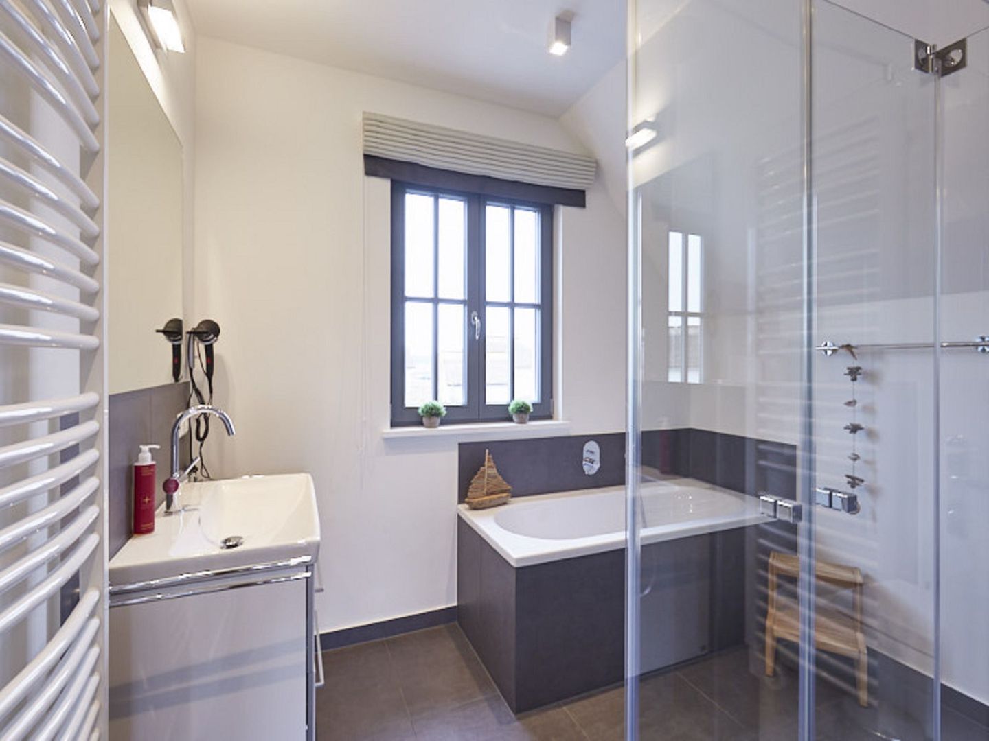 Superior Reetdachvilla mit 2 Schlafzimmern und Kamin (E28) - Badezimmer