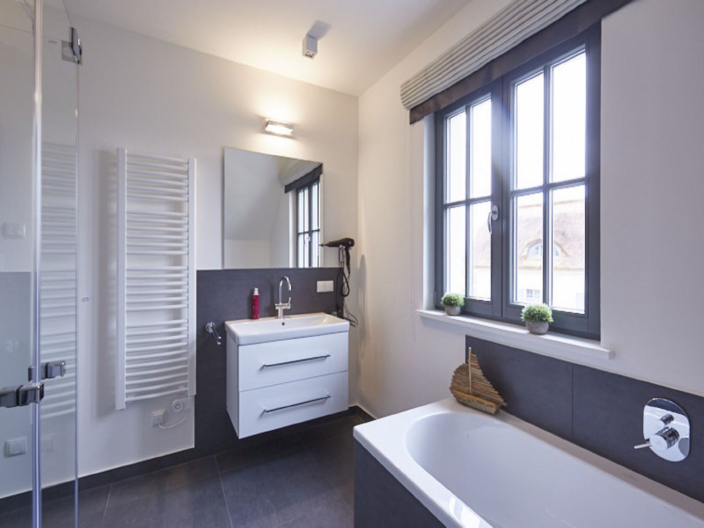 Superior Reetdachvilla mit 2 Schlafzimmern und Kamin (E28) - Badezimmer