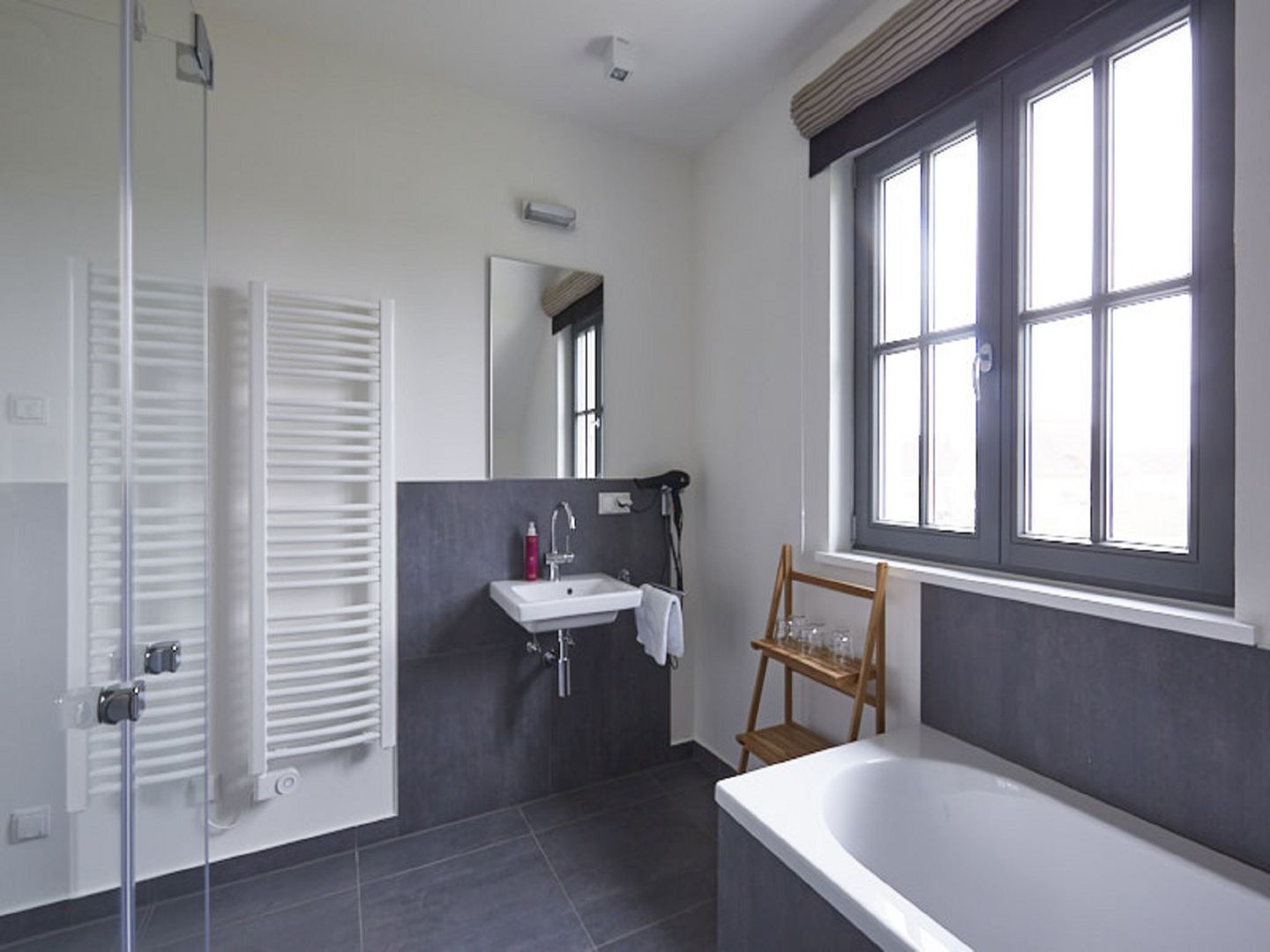 Superior Reetdachvilla mit 2 Schlafzimmern und Kamin (E26) - Badezimmer