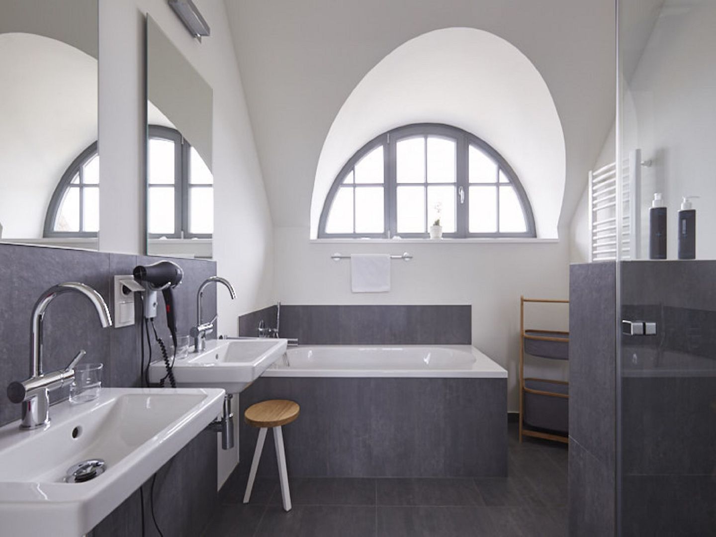 Premium Reetdachvilla mit 3 Schlafzimmern, Sauna und Kamin (E24) - Badezimmer