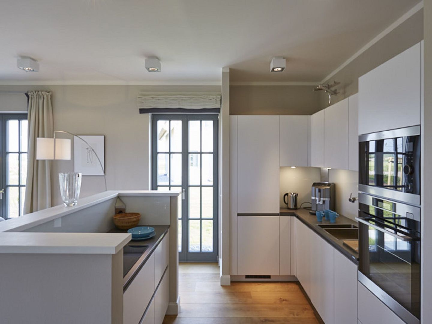 Luxus Reetdachvilla mit 3 Schlafzimmern, Sauna und Kamin (E23) - Küche / Küchenzeile