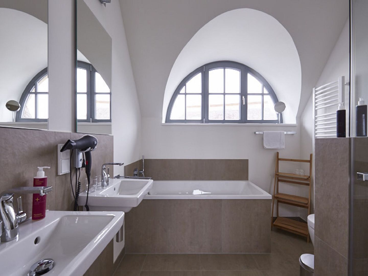 Premium Reetdachvilla mit 2 Schlafzimmern, Sauna und Kamin (E22) - Badezimmer