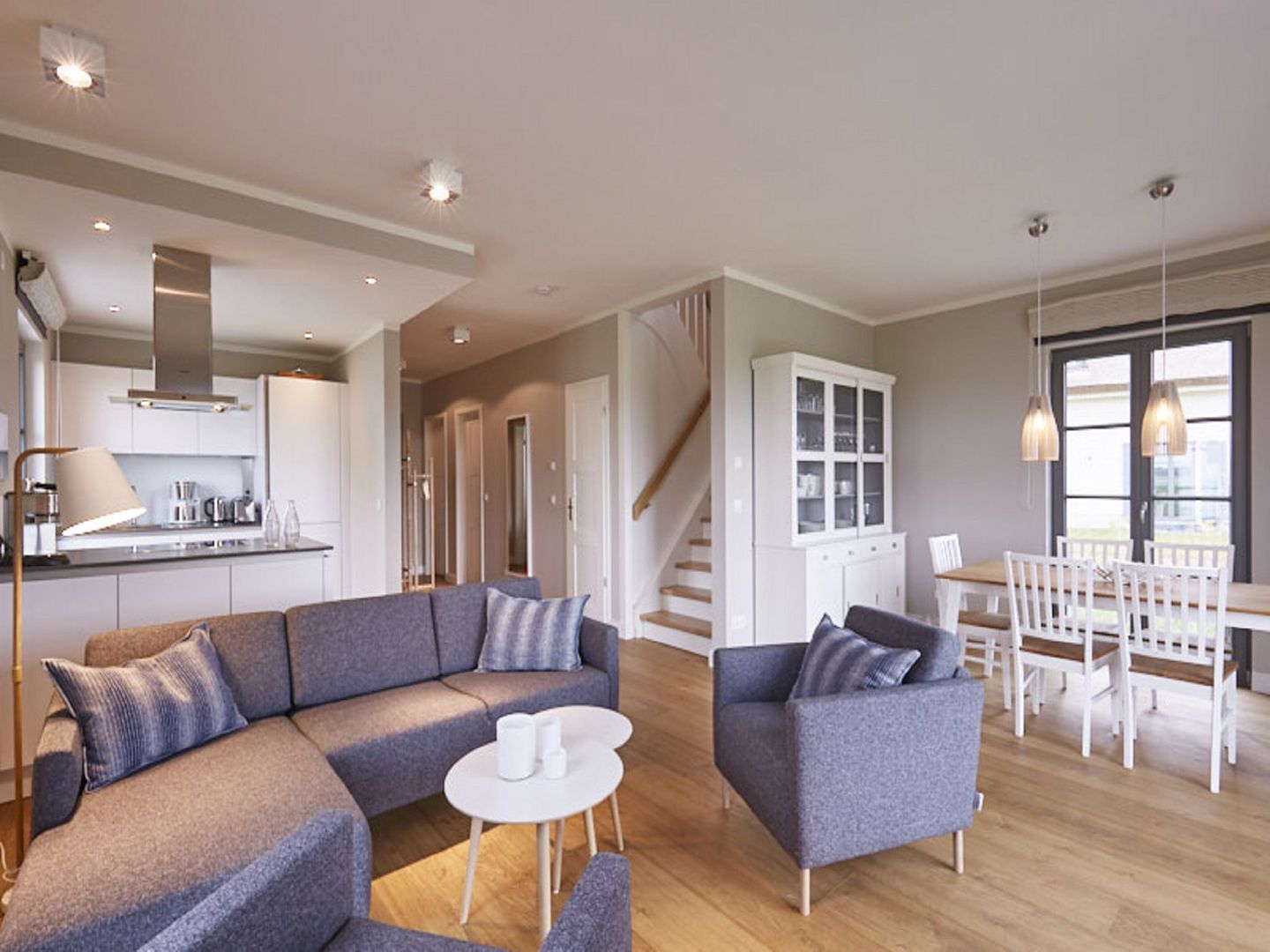 Premium Reetdachvilla mit 3 Schlafzimmern, Sauna und Kamin (E21) - Wohnzimmer