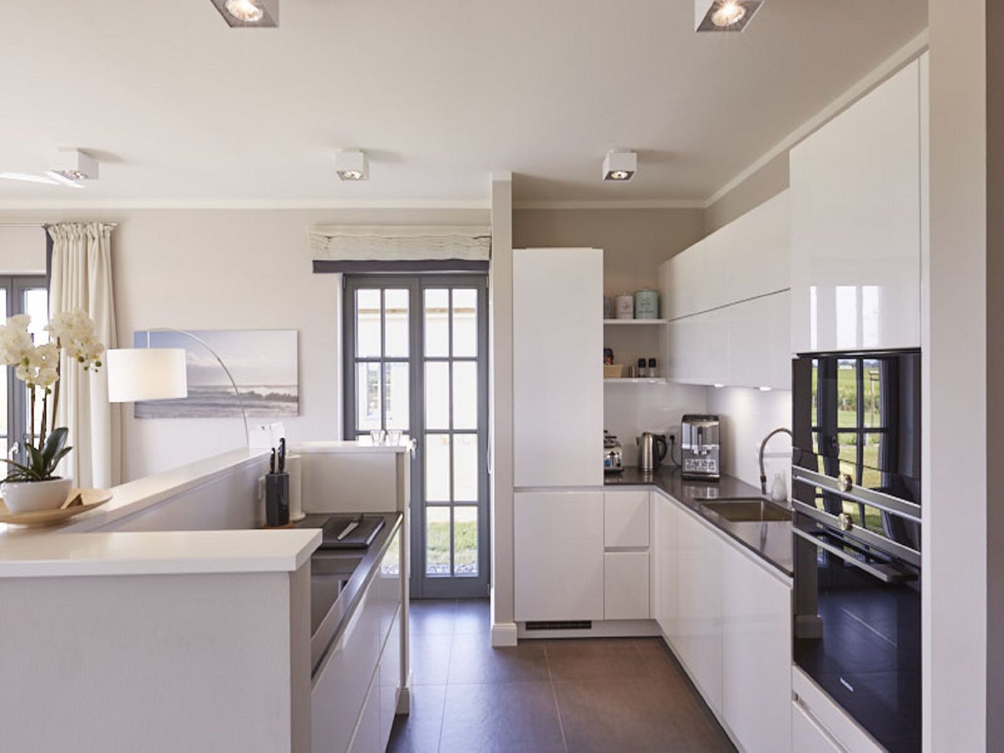 Luxus Reetdachvilla mit 3 Schlafzimmern, Sauna und Kamin (E20) - Küche / Küchenzeile