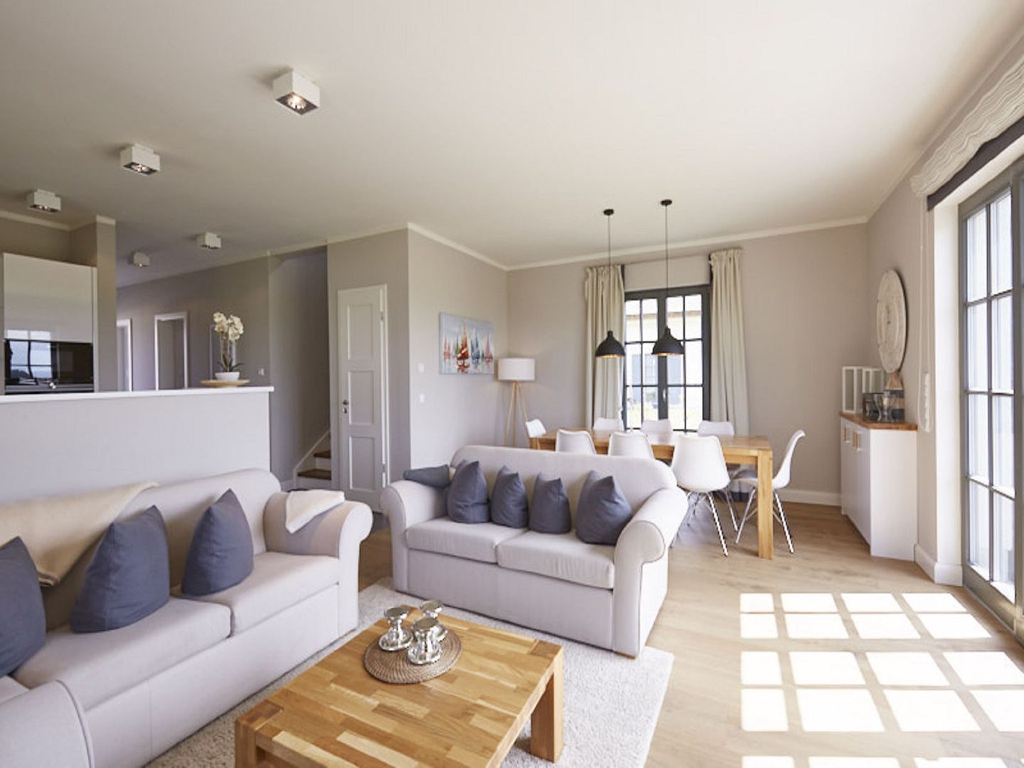 Luxus Reetdachvilla mit 3 Schlafzimmern, Sauna und Kamin (E20) - Wohnzimmer