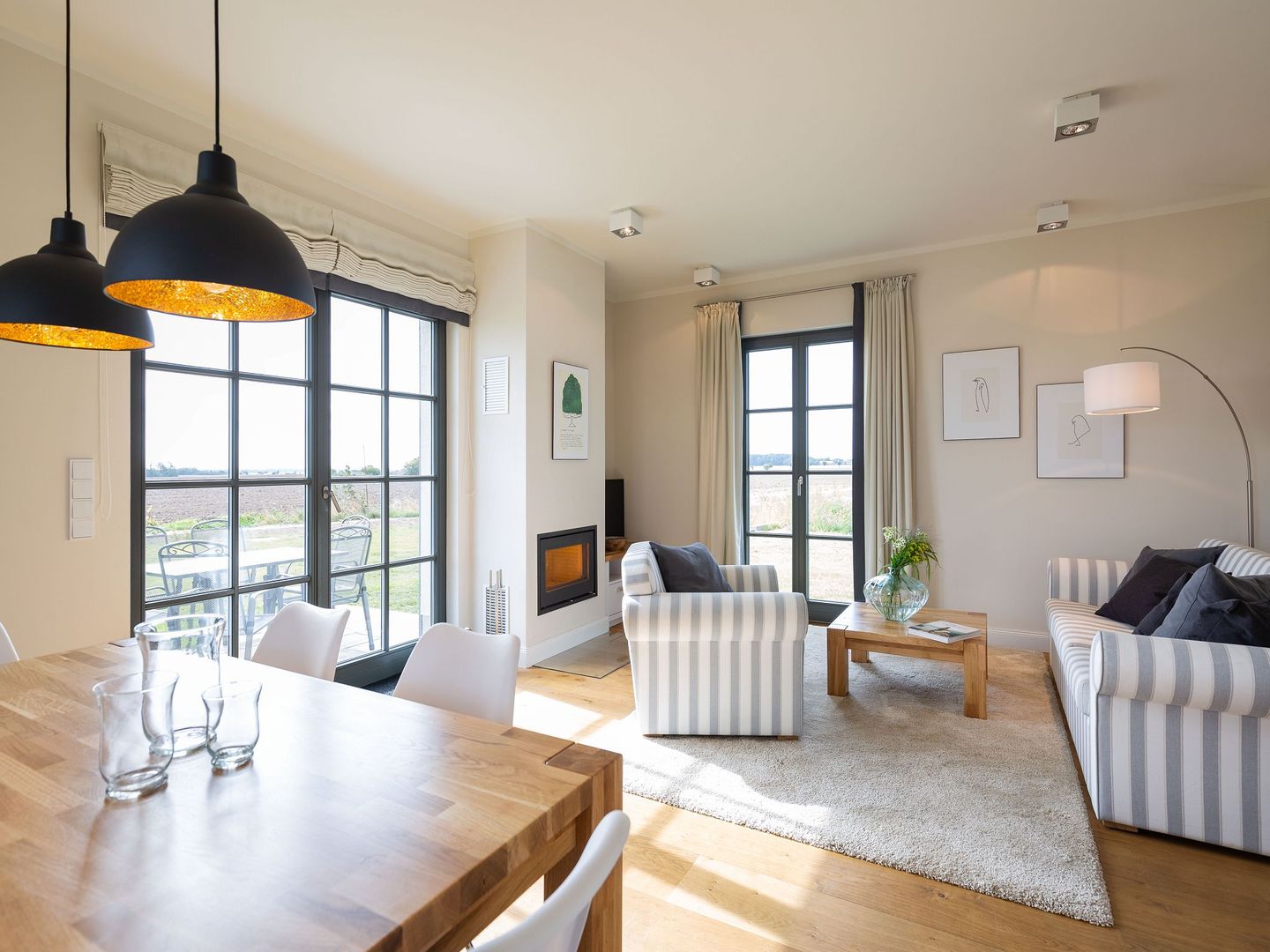 Premium Reetdachvilla mit 2 Schlafzimmern, Sauna und Kamin (E04) - Wohnzimmer
