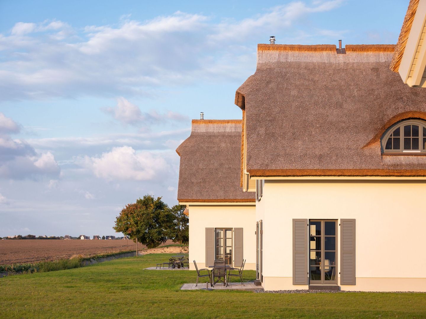Premium Reetdachvilla mit 3 Schlafzimmern, Sauna und Kamin (E10) - Hauptansicht