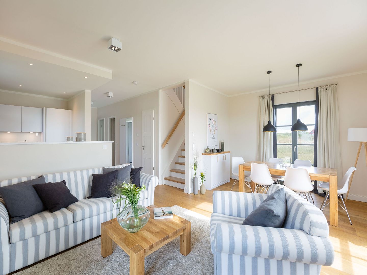 Premium Reetdachvilla mit 3 Schlafzimmern, Sauna und Kamin (E10) - Wohnzimmer
