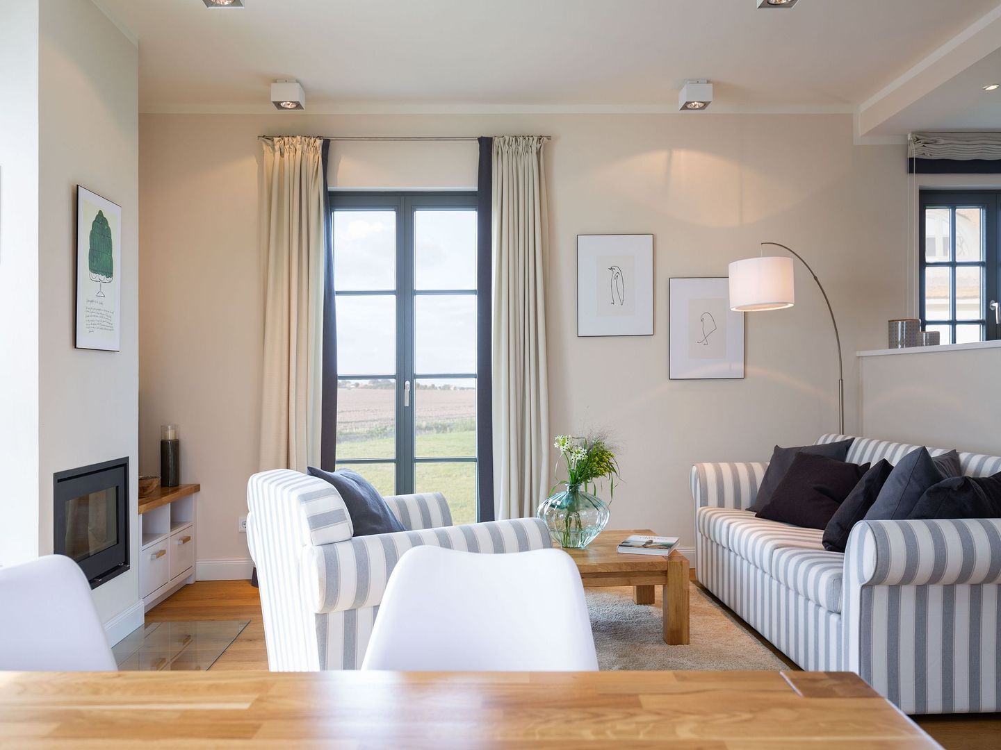 Premium Reetdachvilla mit 2 Schlafzimmern, Sauna und Kamin (E25) - Wohnzimmer