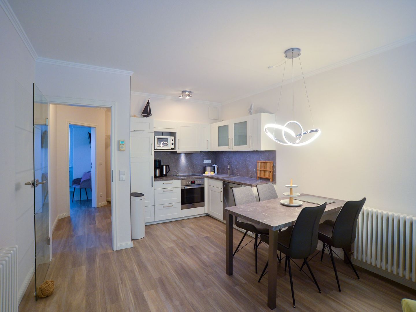 Dünenpark Binz Komfortplus Ferienwohnung mit 2 Schlafzimmern und Balkon im Obergeschoss (005) Insel Rügen - Küche / Küchenzeile