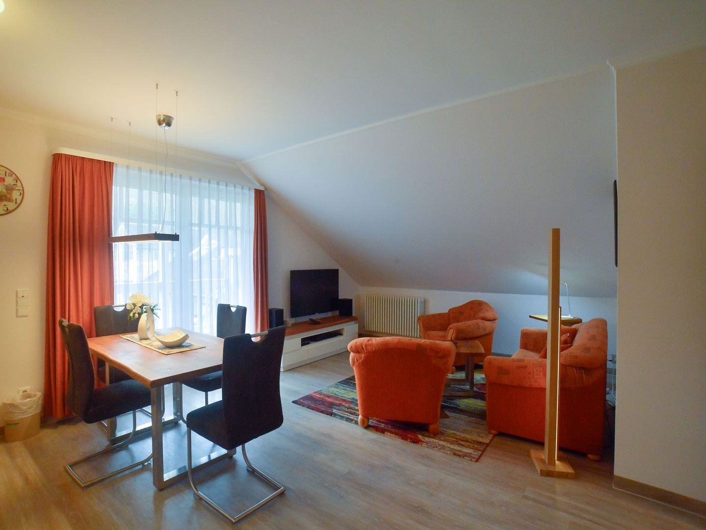 Dünenpark Binz Komfortplus Ferienwohnung mit 1 Schlafzimmer und Balkon im Dachgeschoss (147) Insel Rügen - Wohnzimmer