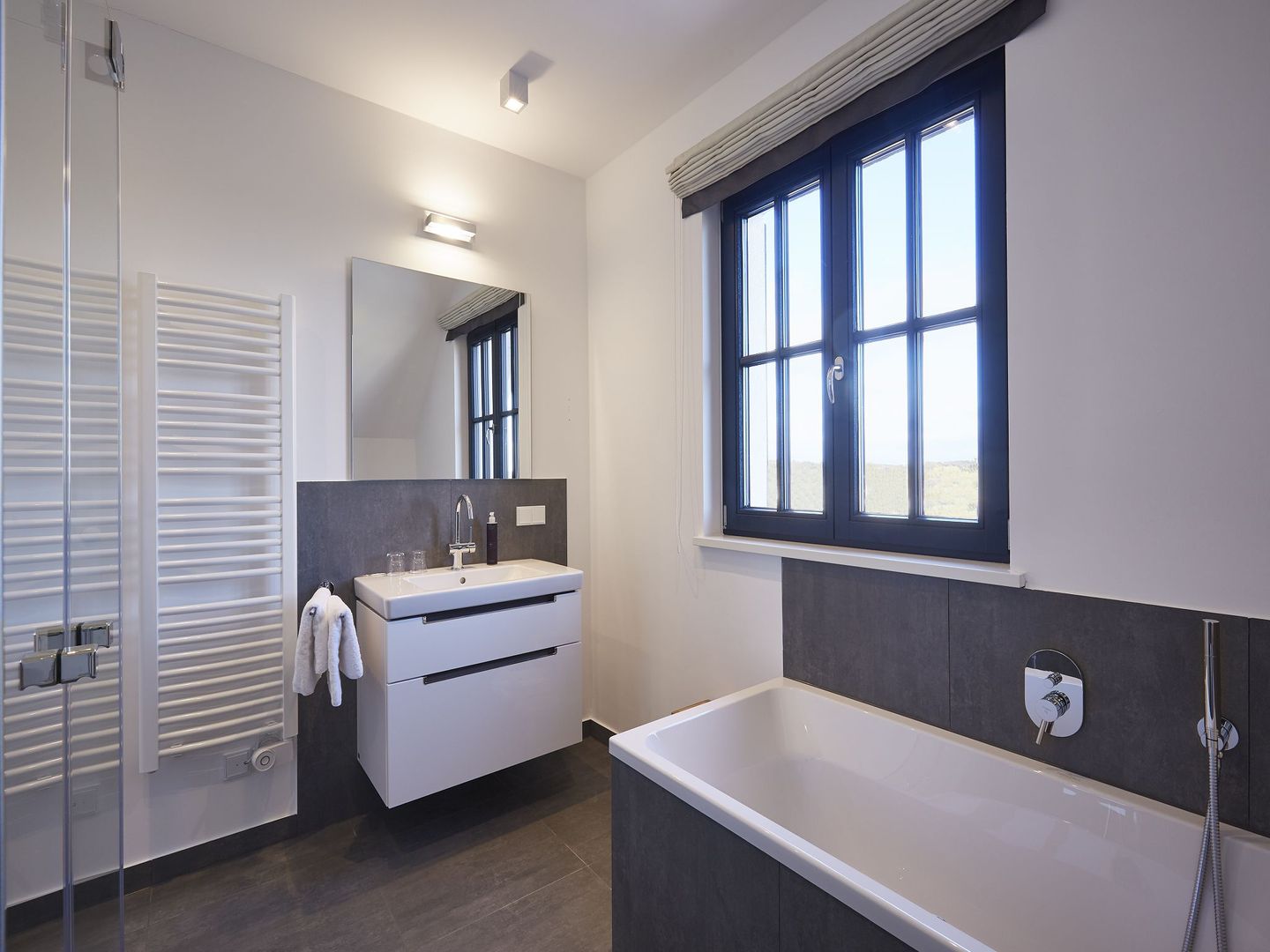 Superior Reetdachvilla mit 2 Schlafzimmern und Kamin (F06) - Badezimmer