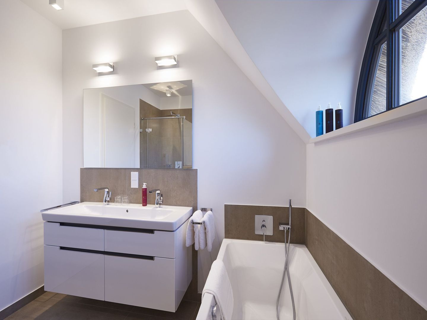 Premium Reetdachvilla mit 3 Schlafzimmern, Sauna und Kamin (F07) - Badezimmer