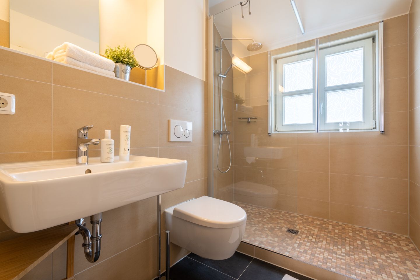 Feriendorf Rugana Komfortplus Ferienwohnung mit 2 Schlafzimmern und Terrasse (D43) Insel Rügen - Badezimmer