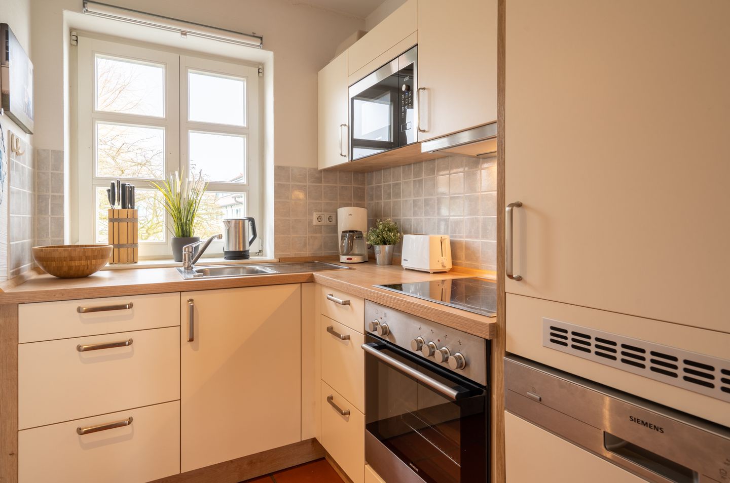 Feriendorf Rugana Komfortplus Ferienwohnung mit 2 Schlafzimmern und Terrasse (D43) Insel Rügen - Küche / Küchenzeile