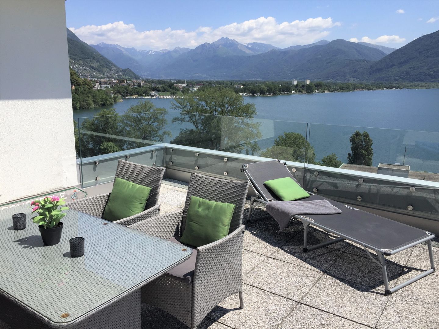 Attica-Wohnung mit grosszügiger Terrasse und   in der Schweiz