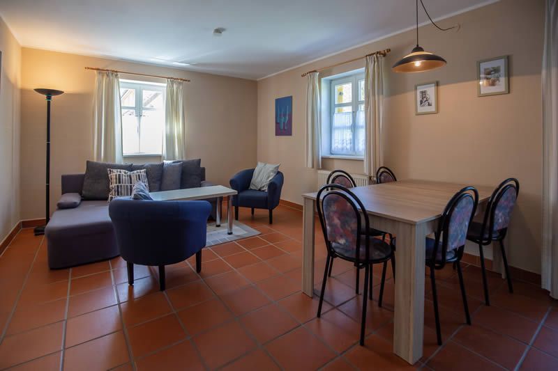 Feriendorf Rugana Klassik Ferienwohnung mit 1 Schlafzimmer und Terrasse (A24) Insel Rügen - Wohnzimmer