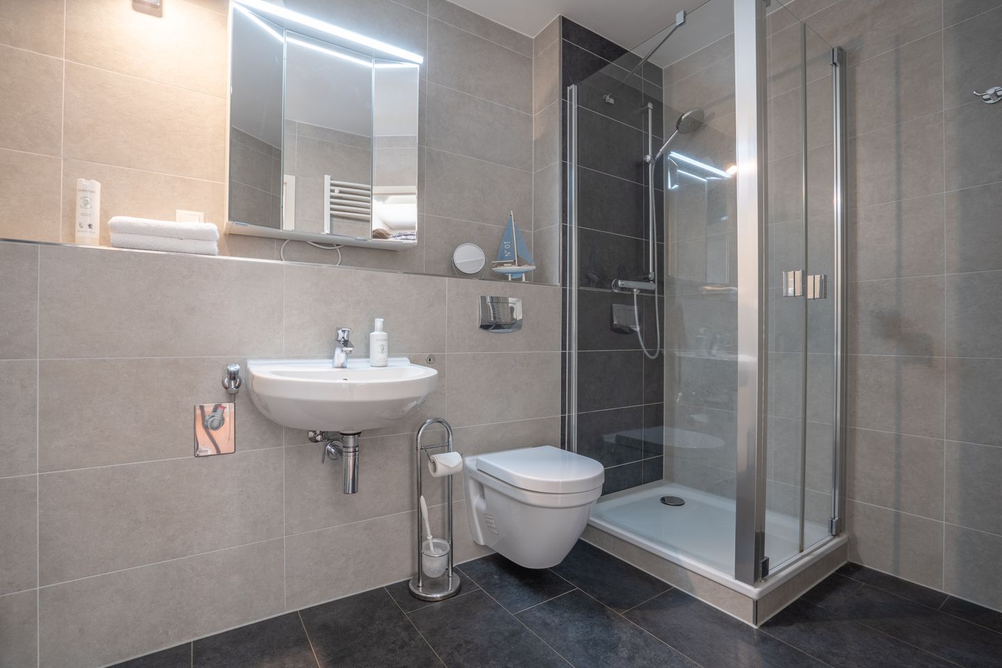 Feriendorf Rugana Komfortplus Ferienwohnung mit 1 Schlafzimmer und Terrasse (A38) Insel Rügen - Badezimmer