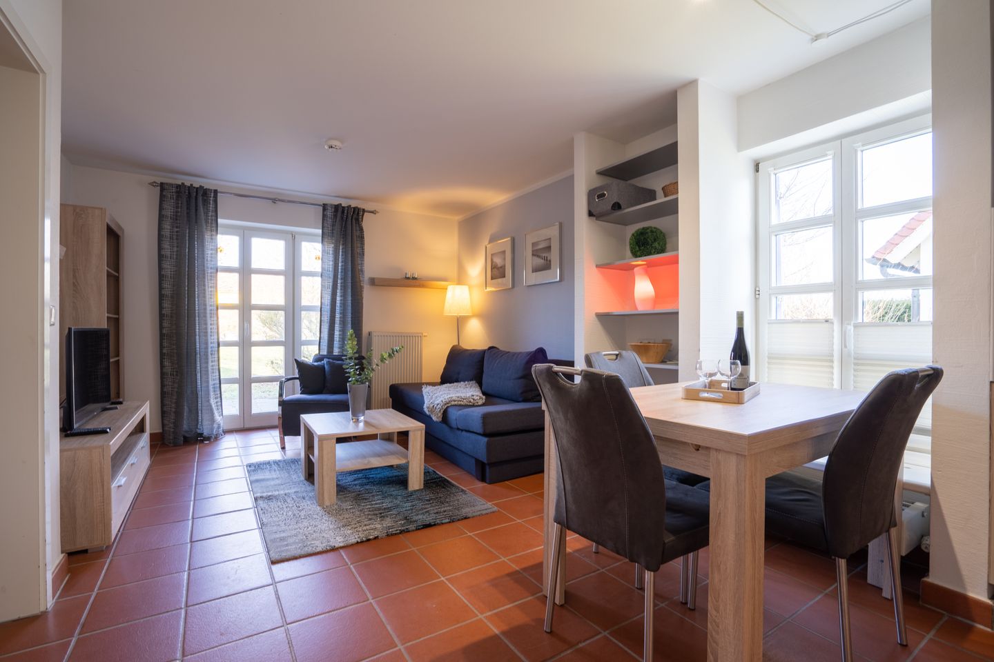 Feriendorf Rugana Komfortplus Ferienwohnung mit 1 Schlafzimmer und Terrasse (A38) Insel Rügen - Wohnzimmer