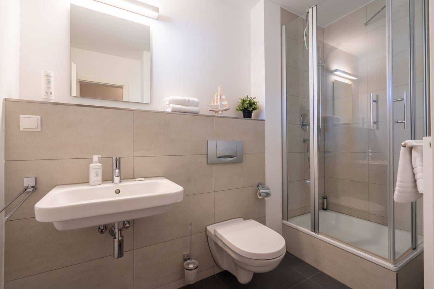 Feriendorf Rugana Komfortplus Ferienwohnung mit 3 Schlafzimmern und Terrasse (A65) Insel Rügen - Badezimmer