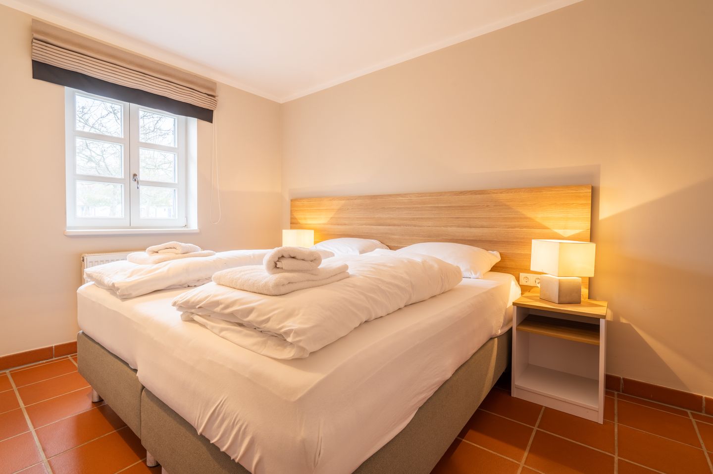 Feriendorf Rugana Komfortplus Ferienwohnung mit 3 Schlafzimmern und Terrasse (A65) Insel Rügen - Schlafzimmer