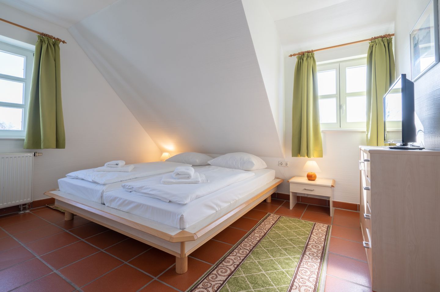 Feriendorf Rugana Komfort Ferienwohnung mit 2 Schlafzimmern und Terrasse (A71) Insel Rügen - Schlafzimmer