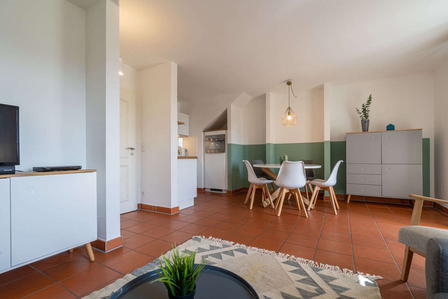 Feriendorf Rugana Komfortplus Ferienwohnung mit 1 Schlafzimmer und Terrasse (B02) Insel Rügen - Wohnzimmer
