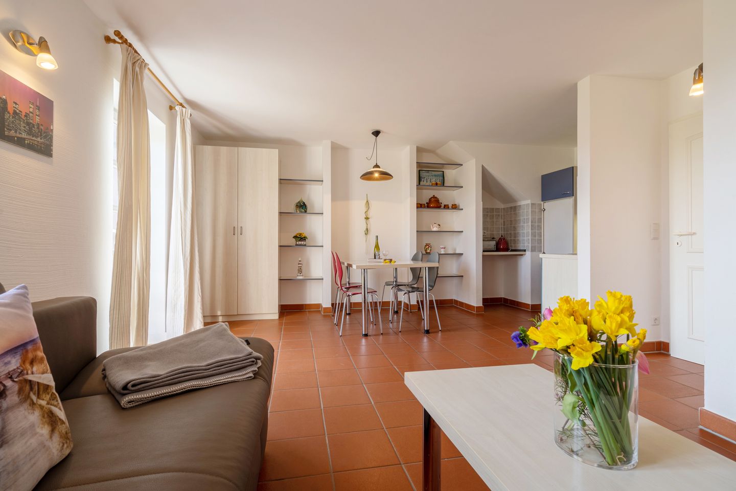 Feriendorf Rugana Klassik Ferienwohnung mit 1 Schlafzimmer und Terrasse (B05) Insel Rügen - Wohnzimmer