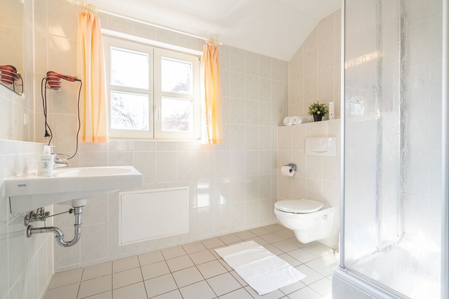 Feriendorf Rugana Komfort Ferienwohnung mit 1 Schlafzimmer (B08) Insel Rügen - Badezimmer