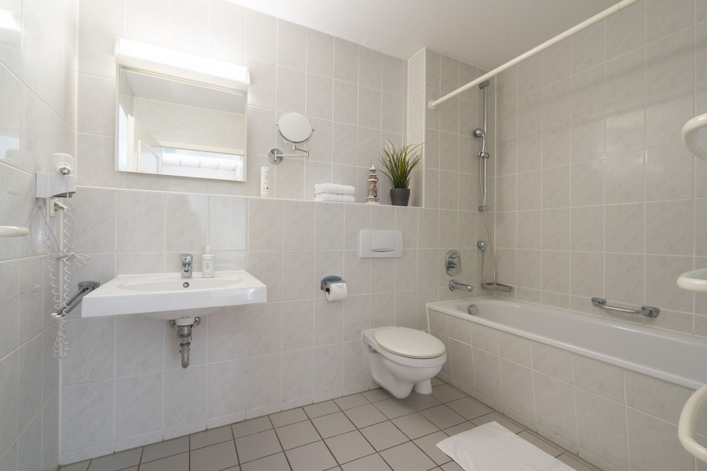 Feriendorf Rugana Komfort Ferienwohnung mit 1 Schlafzimmer und Terrasse (B11) Insel Rügen - Badezimmer