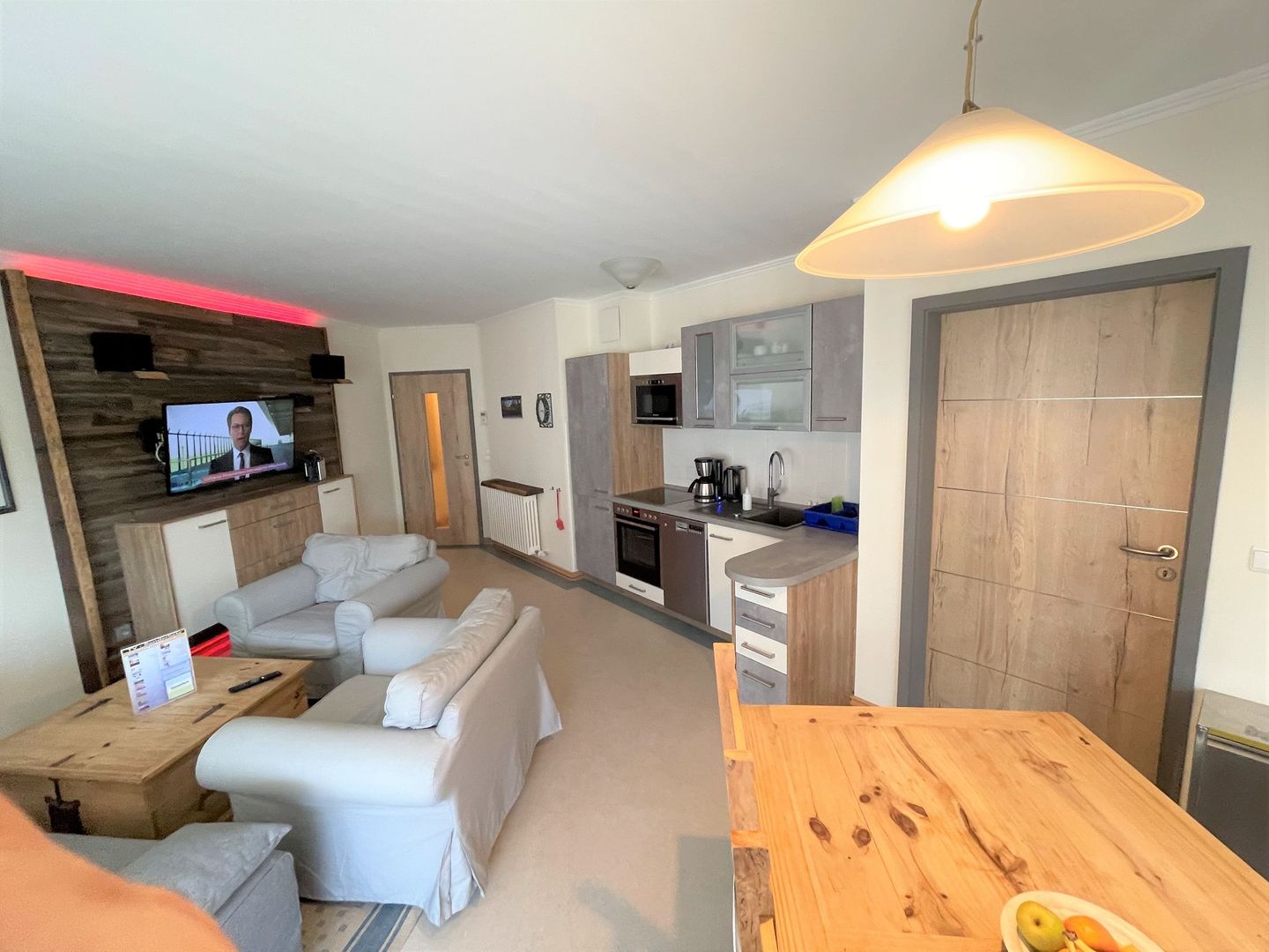 Dünenpark Binz Komfortplus Ferienwohnung mit 1 Schlafzimmer und Balkon im Obergeschoss (168) Insel Rügen - Wohnzimmer