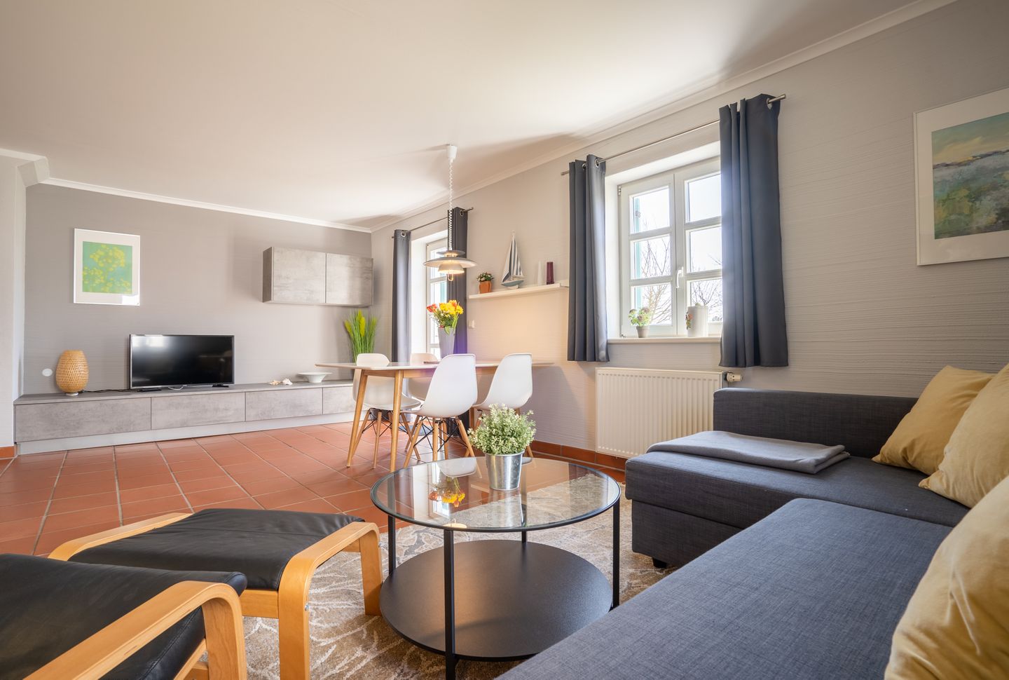 Feriendorf Rugana Komfortplus Ferienwohnung mit 1 Schlafzimmer und Terrasse (D36) Insel Rügen - Wohnzimmer