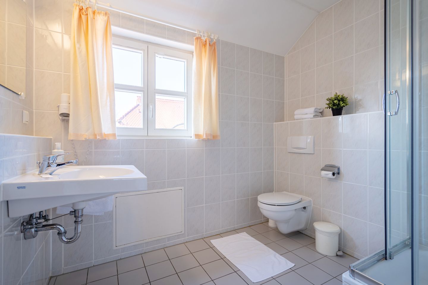 Feriendorf Rugana Komfort Ferienwohnung mit 1 Schlafzimmer (B17) Insel Rügen - Badezimmer