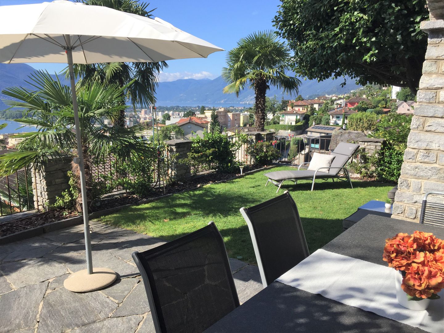 Sonniges Ferienwohnung mit mediterranem Garten und   Lago Maggiore