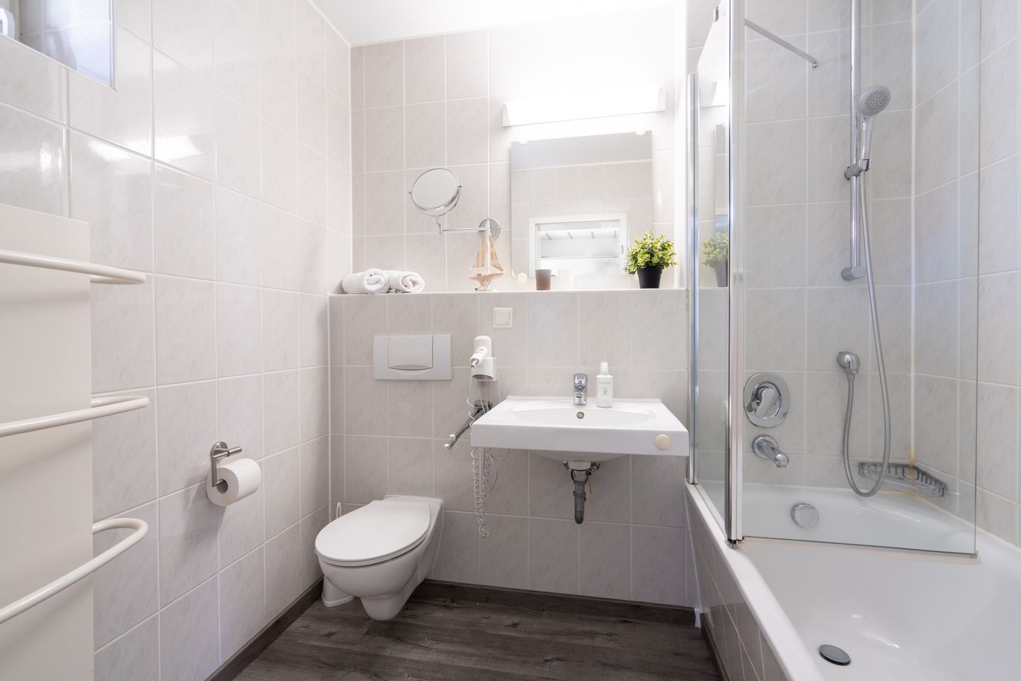 Feriendorf Rugana Komfort Ferienwohnung mit 1 Schlafzimmer und Terrasse (B29) Insel Rügen - Badezimmer