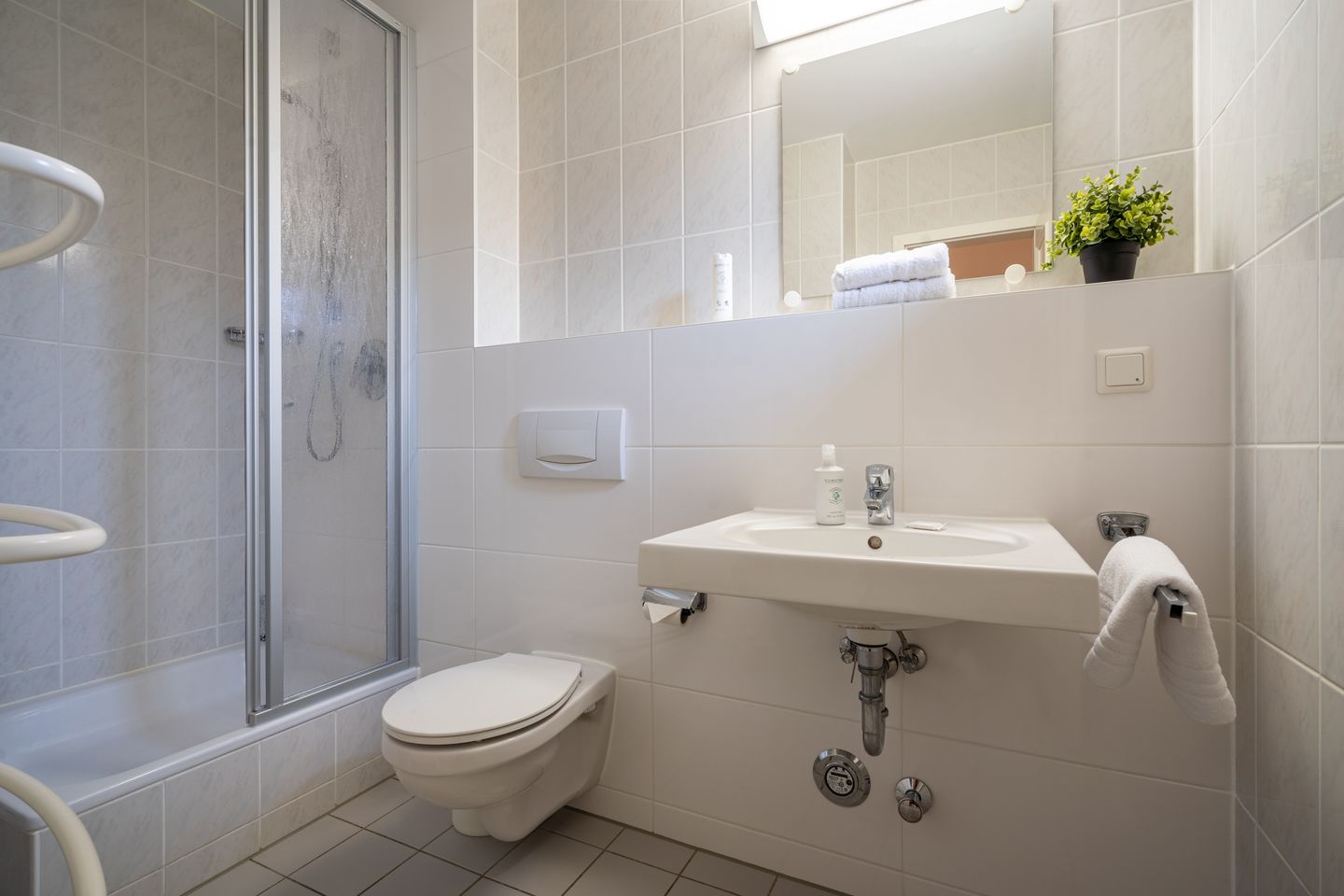 Feriendorf Rugana Komfort Ferienwohnung mit 1 Schlafzimmer und Terrasse (B55) Insel Rügen - Badezimmer