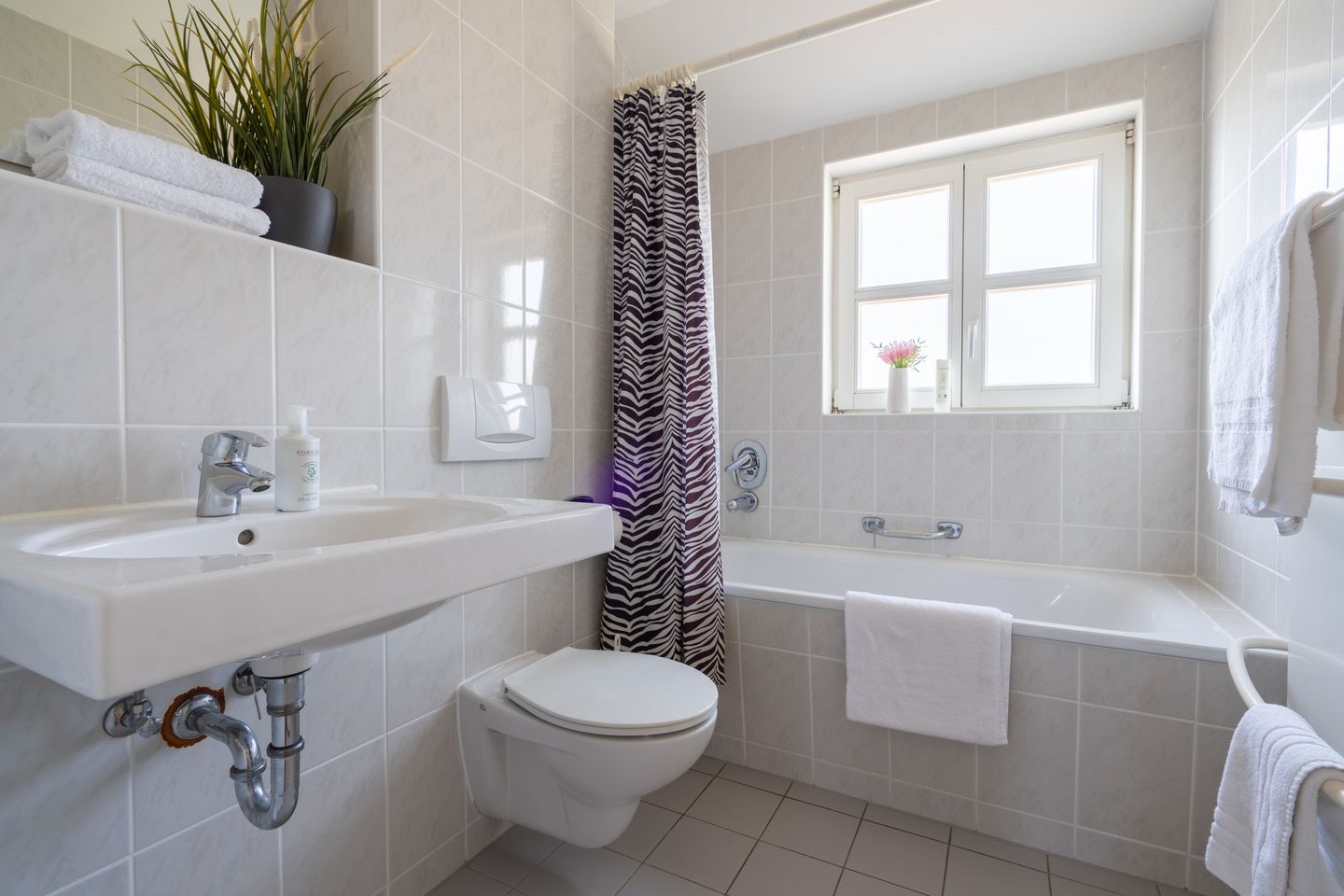 Feriendorf Rugana Klassik Ferienwohnung mit 2 Schlafzimmern und Terrasse (C54) Insel Rügen - Badezimmer