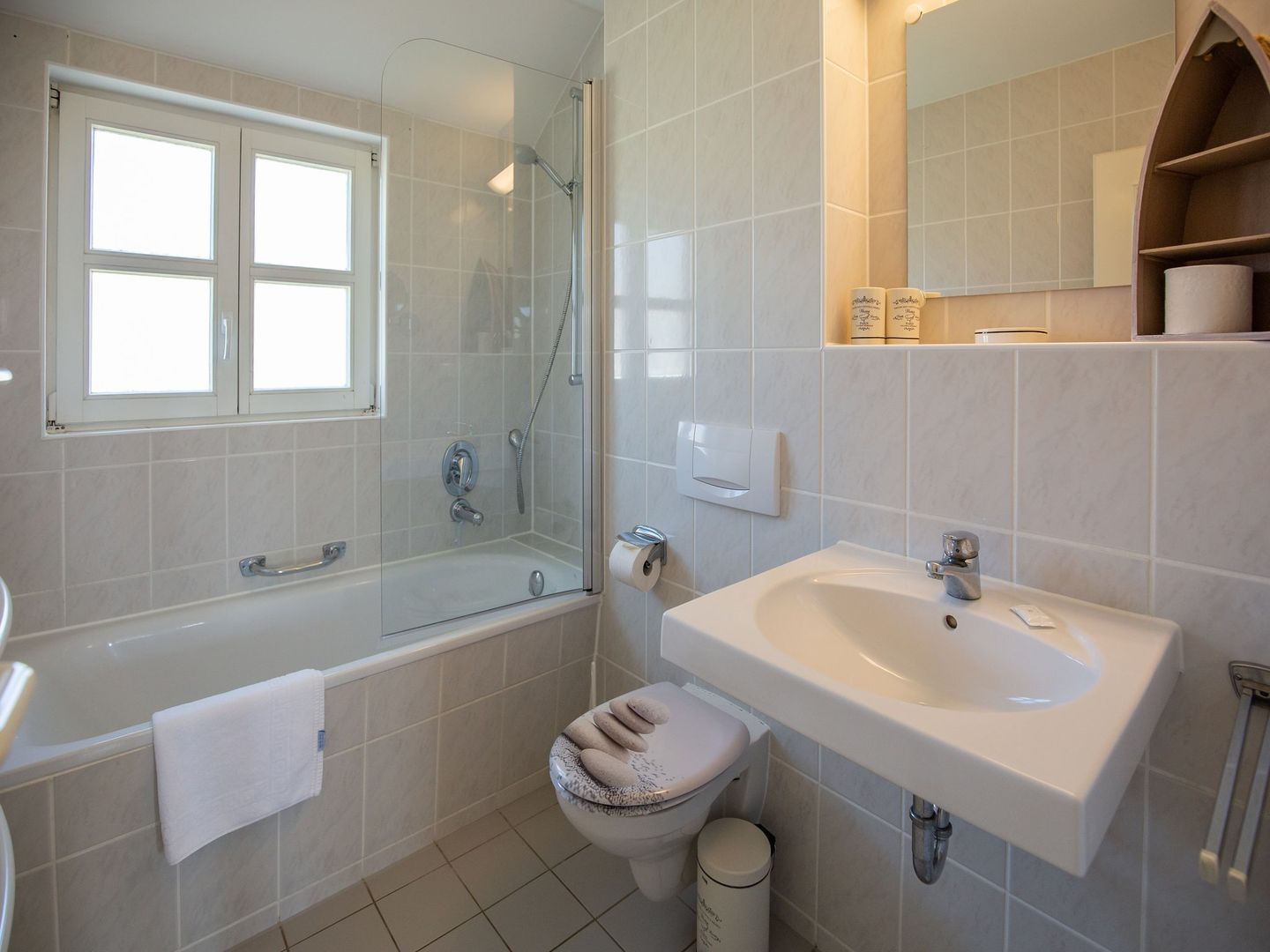 Feriendorf Rugana Komfort Ferienwohnung mit 2 Schlafzimmern und Terrasse (C05) Insel Rügen - Badezimmer