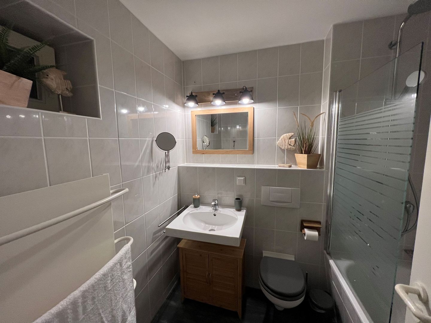 Feriendorf Rugana Komfortplus Ferienwohnung mit 1 Schlafzimmer und Terrasse (A07) Insel Rügen - Badezimmer