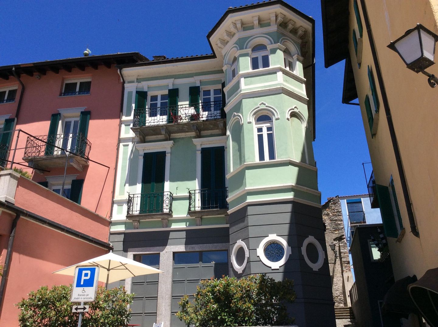 Charmante turmartige Maisonette-Wohnung direkt an    Lago Maggiore