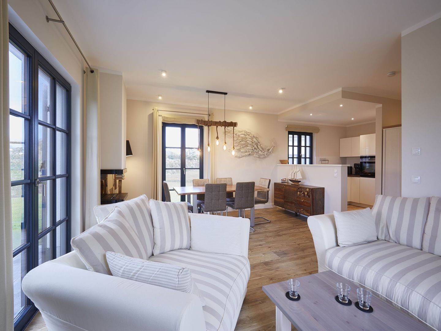 Premium Reetdachvilla mit 3 Schlafzimmern, Sauna und Kamin (F04) - Wohnzimmer