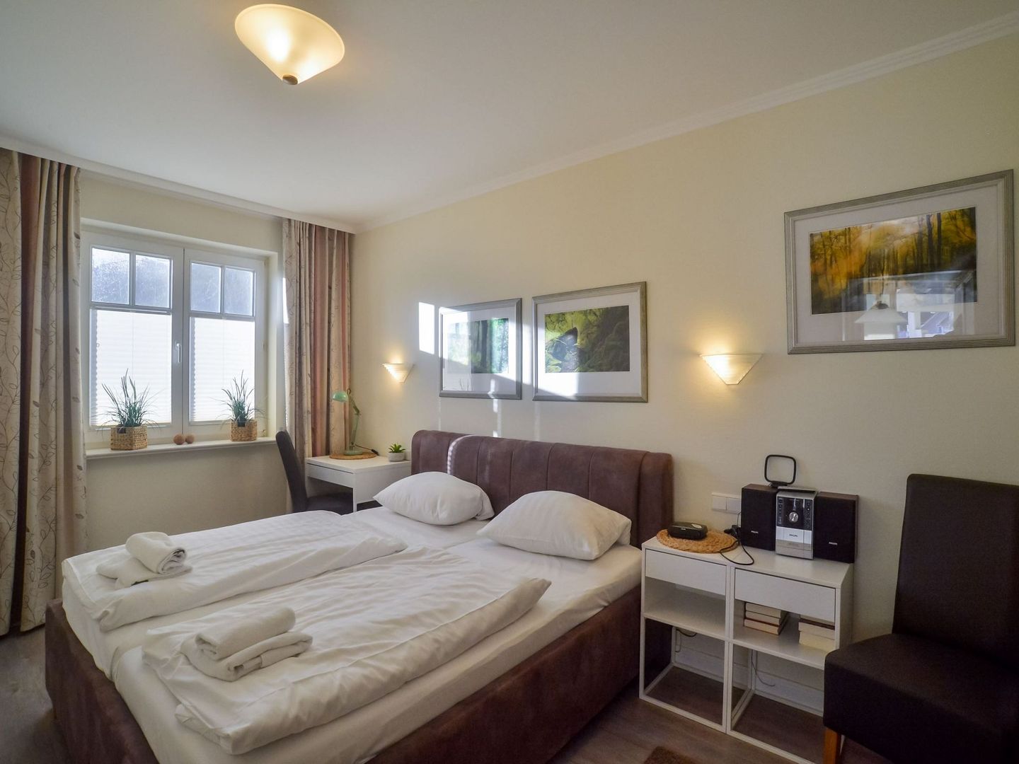 Dünenpark Binz Komfortplus Ferienwohnung mit 1 Schlafzimmer und Balkon im Obergeschoss (007) Insel Rügen - Schlafzimmer