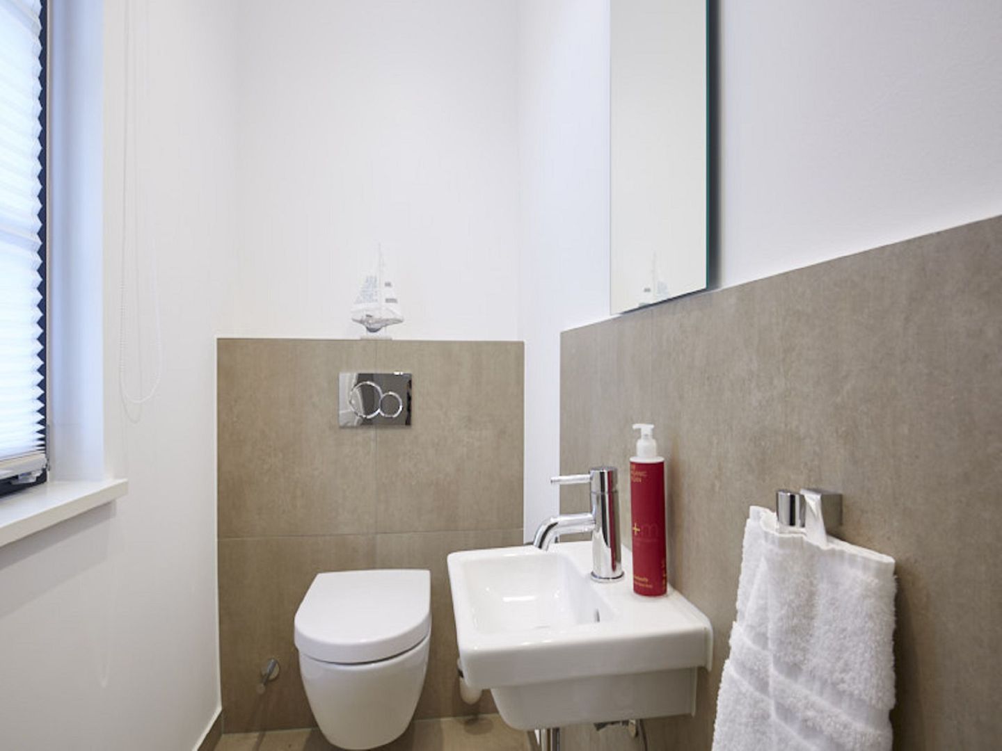 Premium Reetdachvilla mit 3 Schlafzimmern, Sauna und Kamin (F14) - Gäste-WC