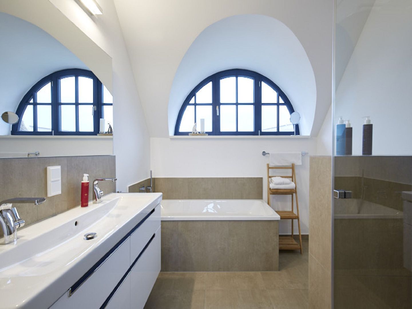 Premium Reetdachvilla mit 3 Schlafzimmern, Sauna und Kamin (F14) - Badezimmer