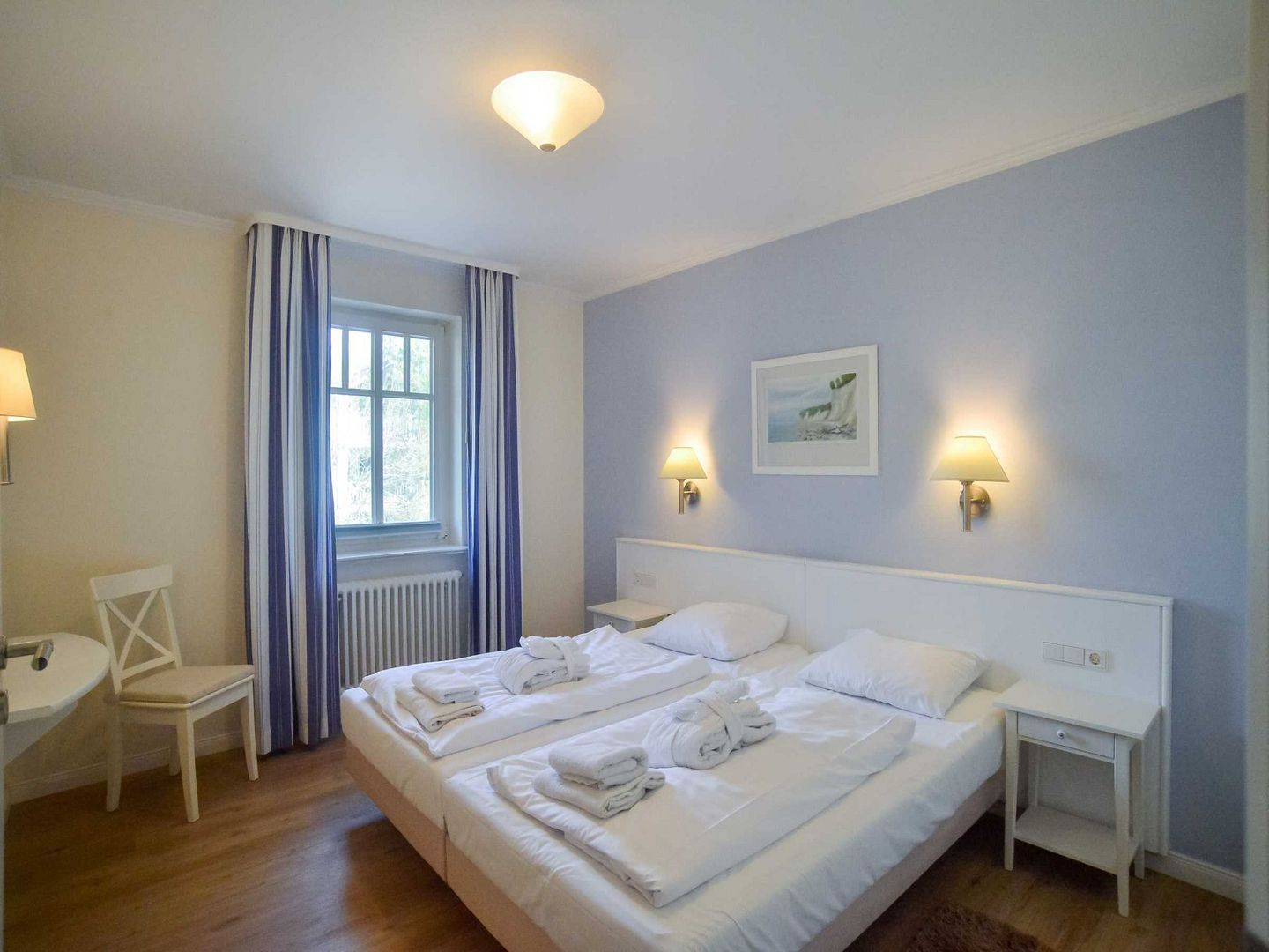 Dünenpark Binz Komfortplus Ferienwohnung mit 1 Schlafzimmer und Balkon im Obergeschoss (134) Insel Rügen - Schlafzimmer