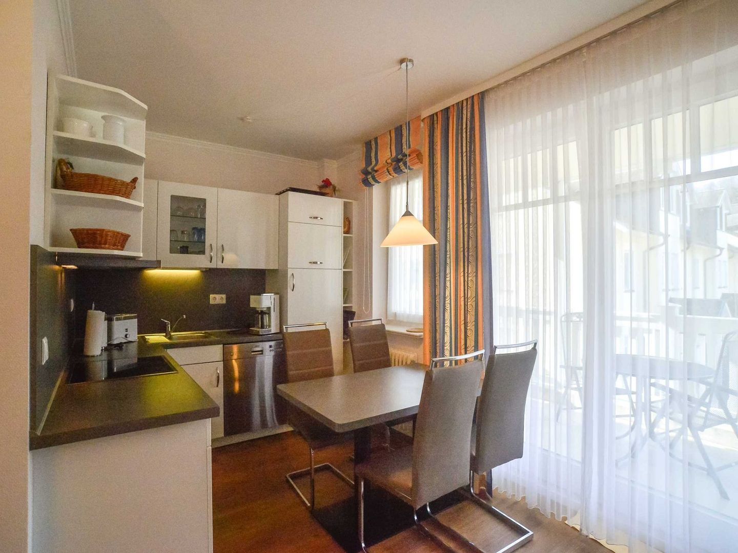 Dünenpark Binz Komfortplus Ferienwohnung mit 1 Schlafzimmer und Balkon im Obergeschoss (089) Insel Rügen - Küche / Küchenzeile