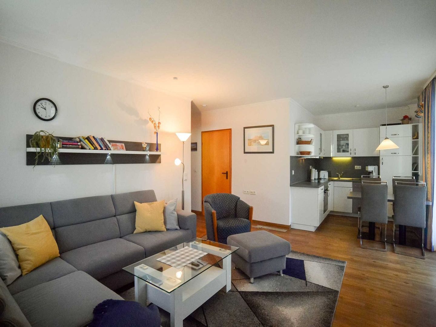 Dünenpark Binz Komfortplus Ferienwohnung mit 1 Schlafzimmer und Balkon im Obergeschoss (089) Insel Rügen - Wohnzimmer