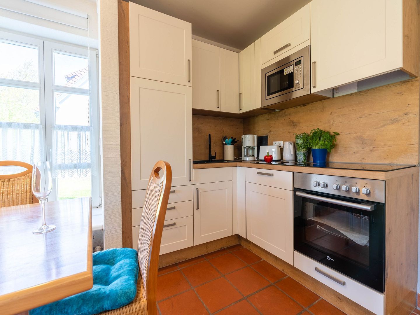 Feriendorf Rugana Komfort Ferienwohnung mit 1 Schlafzimmer und Terrasse (A56) Insel Rügen - Küche / Küchenzeile