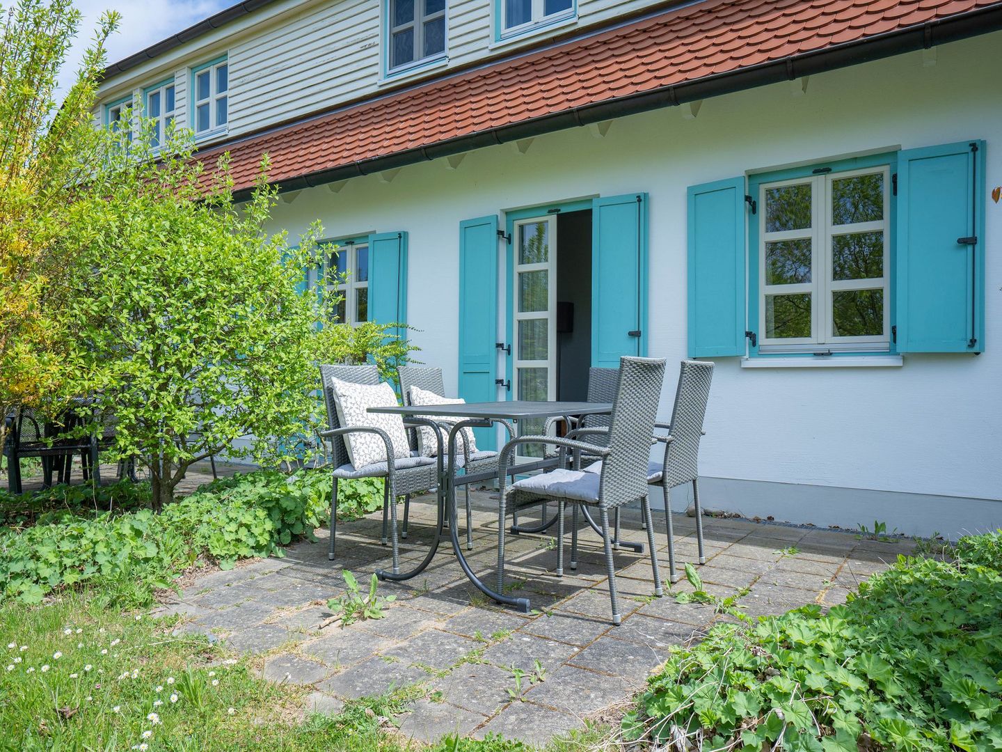Feriendorf Rugana Komfortplus Ferienwohnung mit 2 Schlafzimmern und Terrasse (D34) Insel Rügen - Terrasse